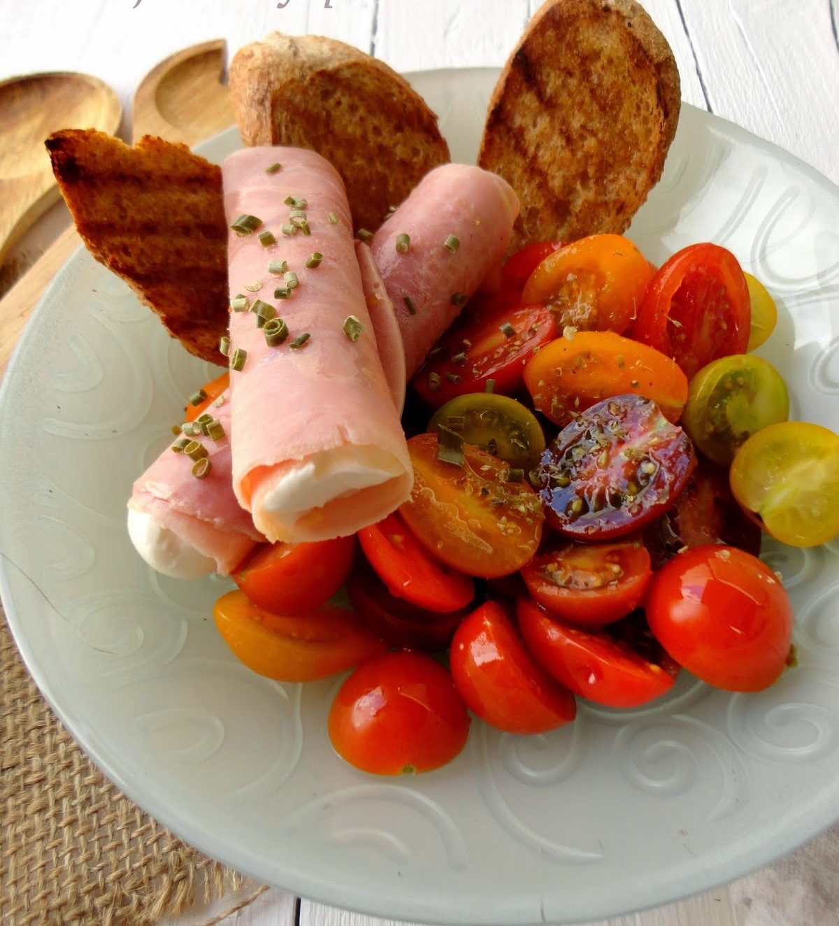 Salada Panzanella com rolos de presunto e queijo